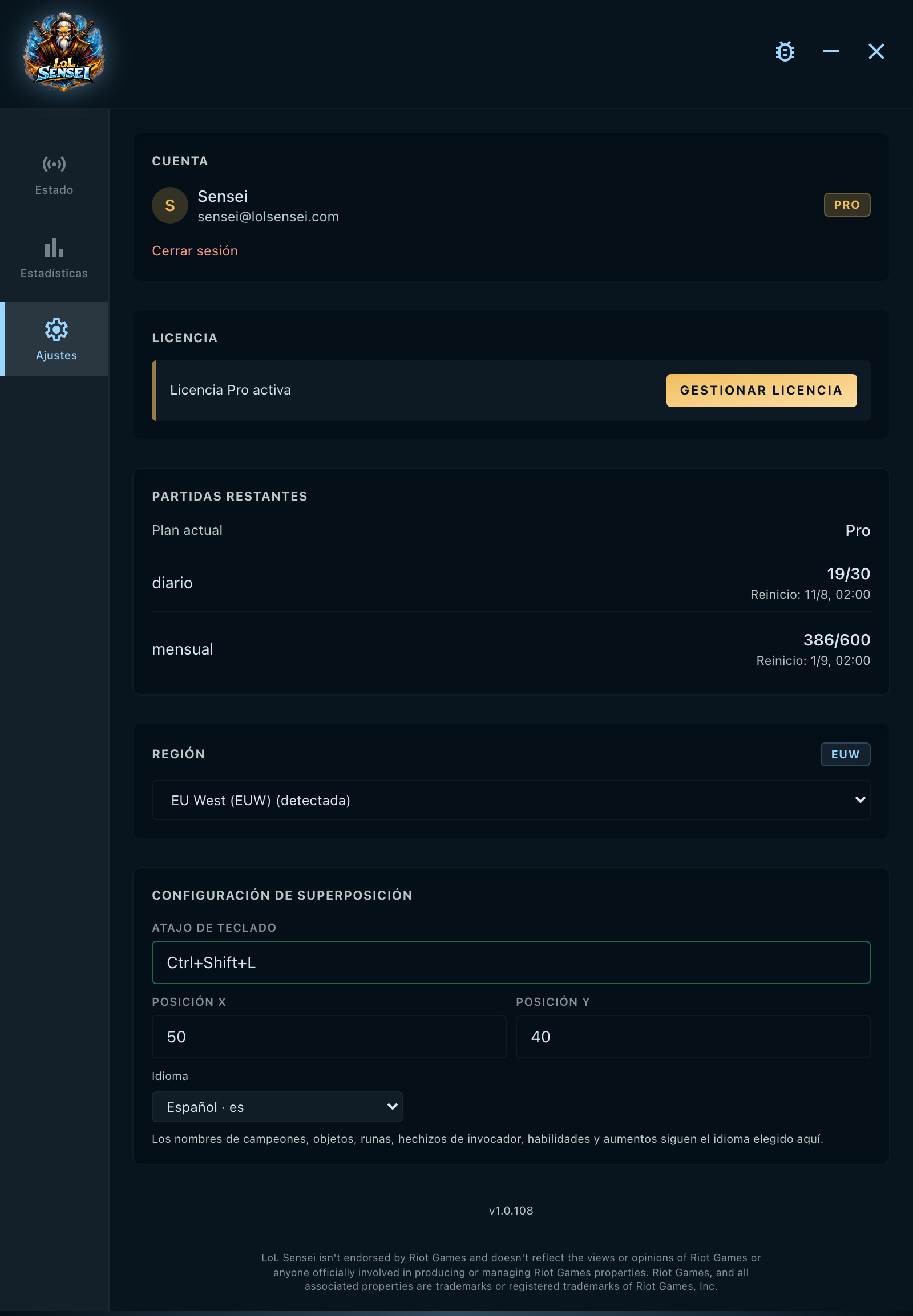 Captura de la pestaña de ajustes: la cuenta con su dirección y la marca Pro, la licencia activa, las partidas que quedan del cupo diario y del mensual, la región de Riot, las opciones del overlay con el atajo de teclado, la posición en pantalla y el idioma, y abajo la versión instalada con el aviso de Riot.
